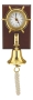Uhr & Glocke auf Holzbrett